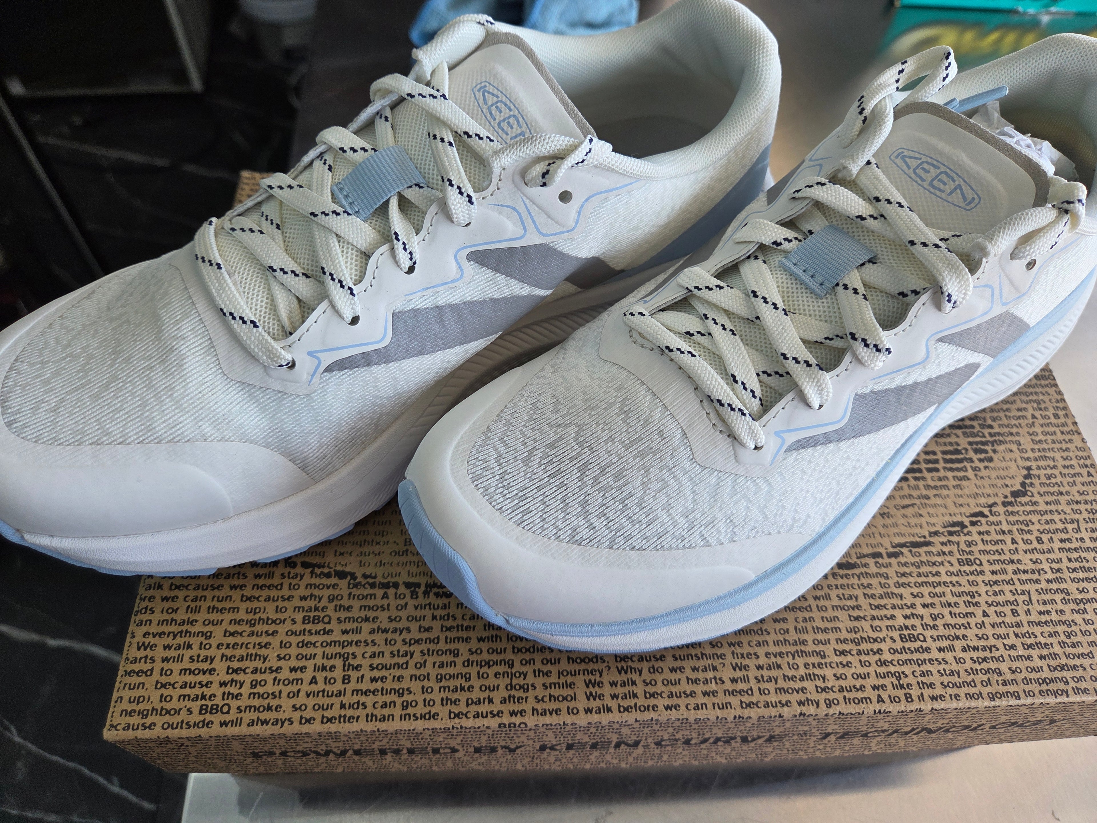 Tennis shoes