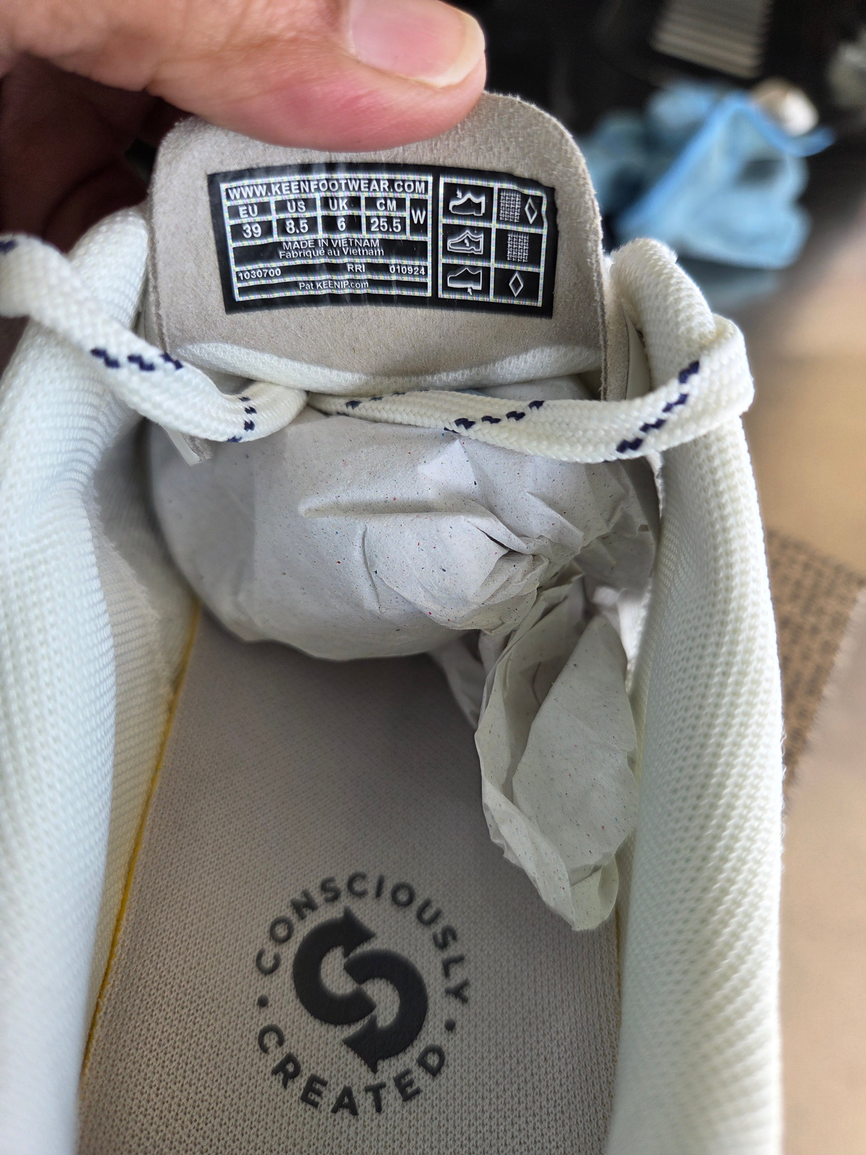 Tennis shoes
